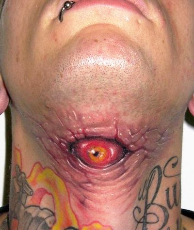 颈部恐怖的3d眼睛纹身