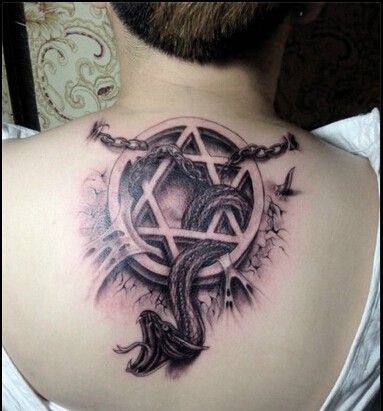 男人后背蛇纹身