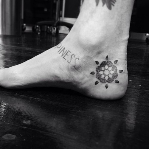 个性黑白图腾纹身