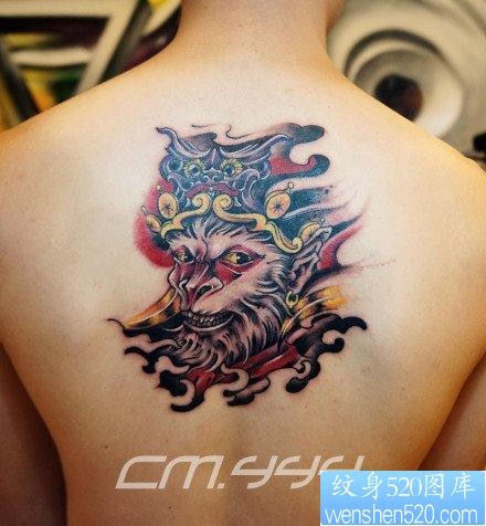 男性背部帅气的孙悟空头像纹身图片