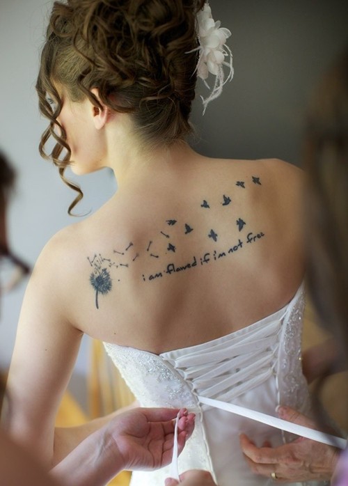 穿婚纱的纹身女孩