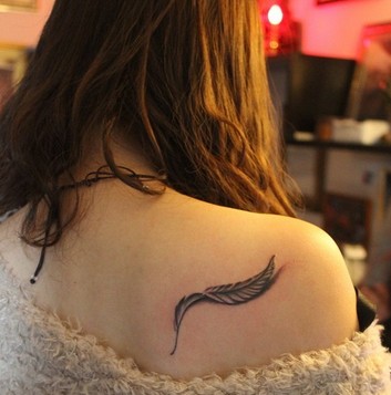 优雅的肩部羽毛纹身