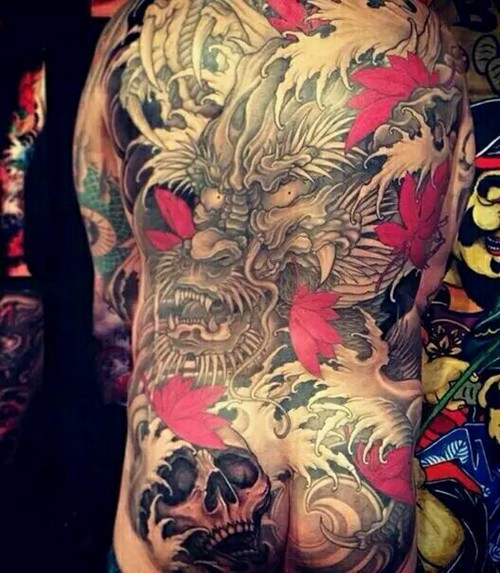 男性满背经典龙纹身