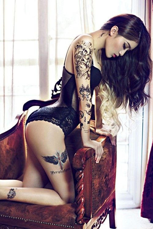 长腿超模的纹身诱惑