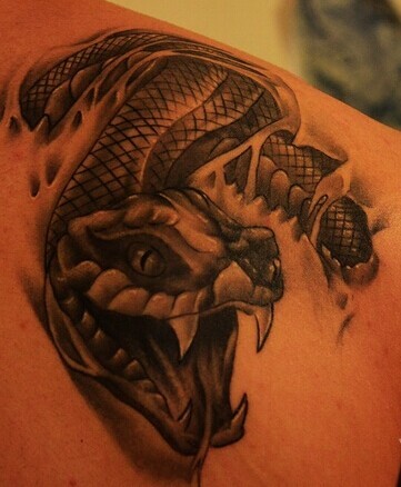 个性霸气的肩部蛇纹身