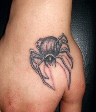 虎口个性逼真的蜘蛛纹身