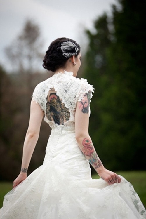穿婚纱的纹身女孩