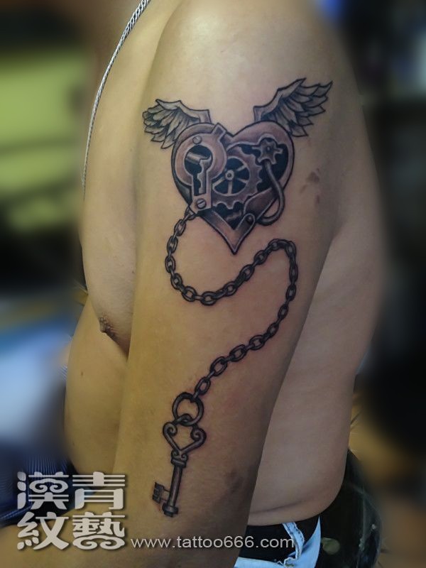 大臂上的机械心纹身图案