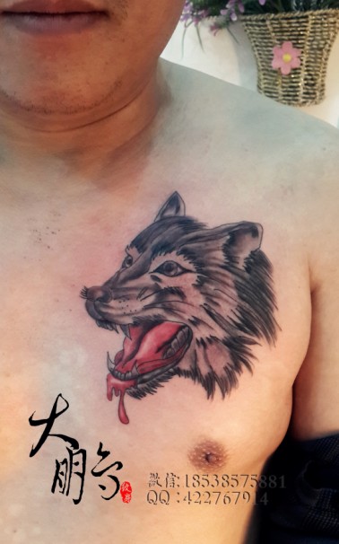 滴血狼头胸前纹身