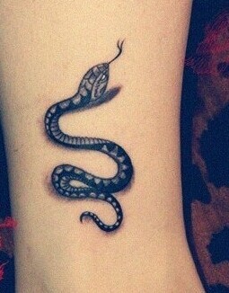 脚踝上一条个性的蛇纹身