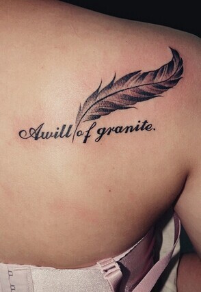 优雅的肩部羽毛纹身