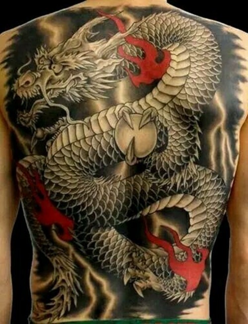 男性满背经典龙纹身