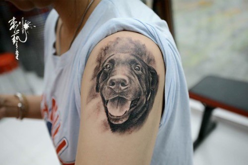 手臂上狗狗纹身