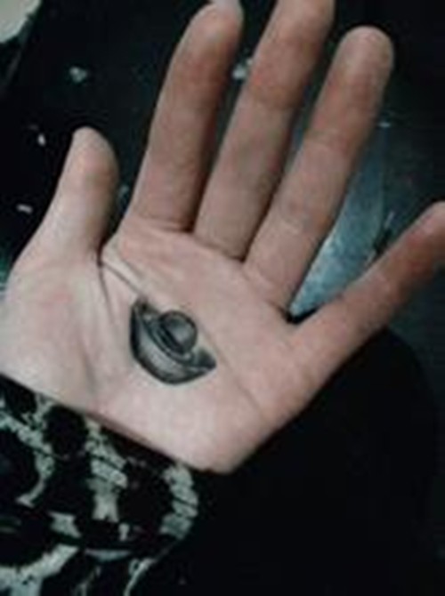 手掌上个性图案纹身
