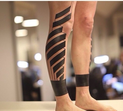 小腿部另类时尚的刺青图案