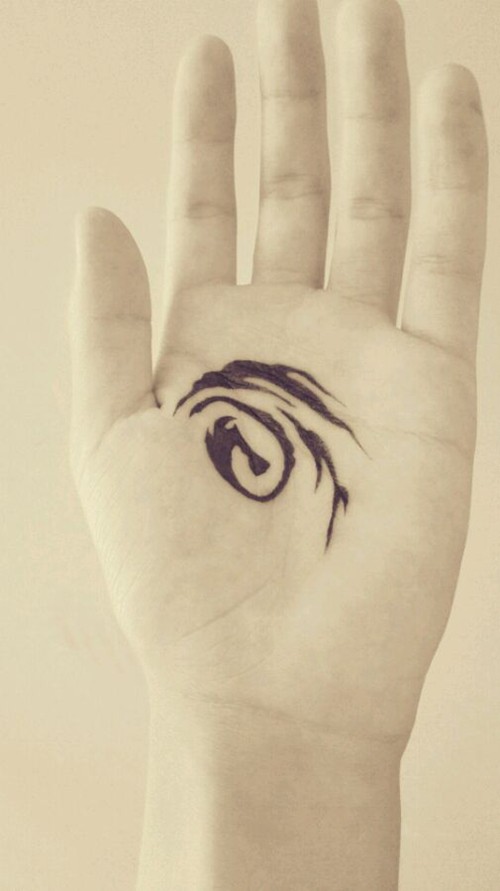 手掌上个性图案纹身