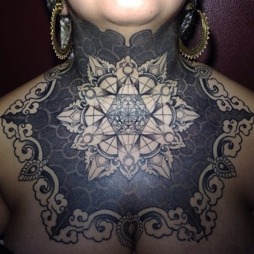 满身死黑图腾纹身