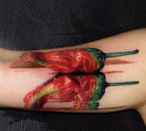 颜色鲜艳的红色纹身