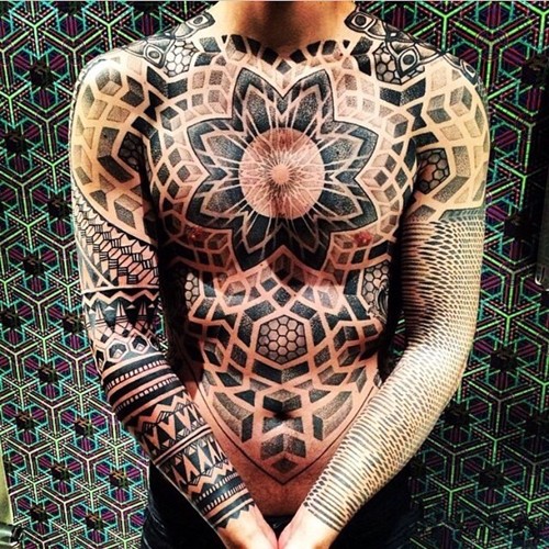 满身死黑图腾纹身