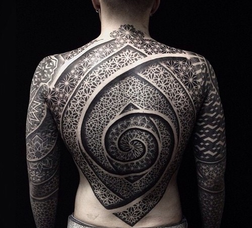 满身死黑图腾纹身