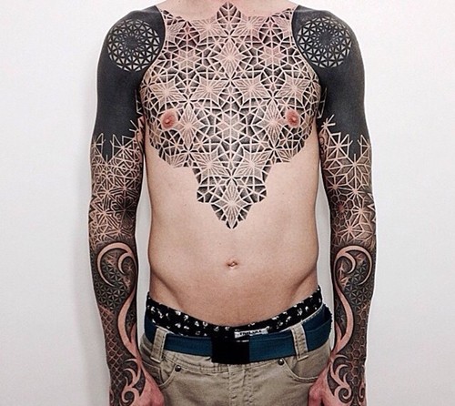 满身死黑图腾纹身