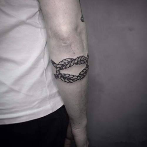 手臂上的时尚小图案纹身