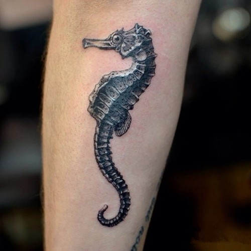 手臂上的时尚小图案纹身