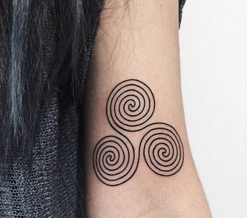 手臂上的时尚小图案纹身