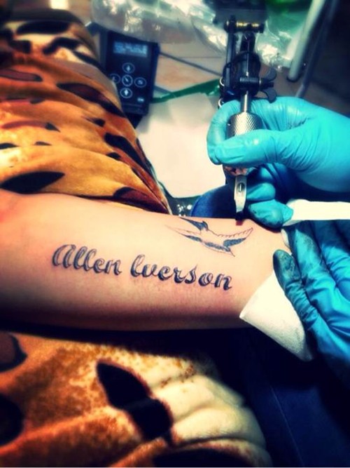 手臂上的时尚小图案纹身