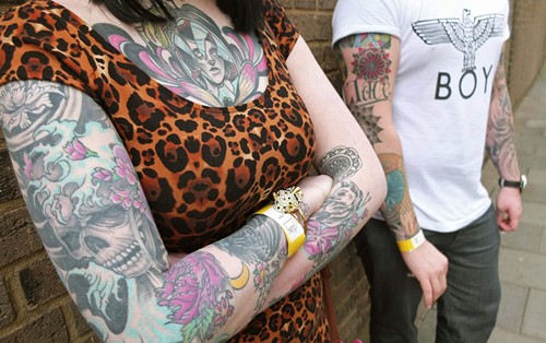 时尚美女的花臂纹身