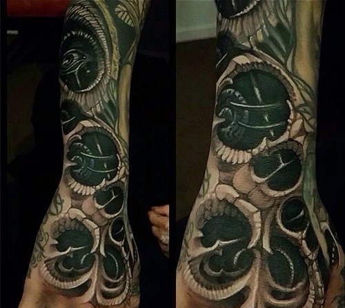 帅气的机械手臂纹身