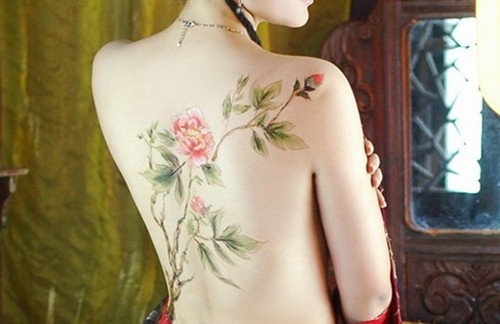 盛开在背部的唯美水墨画