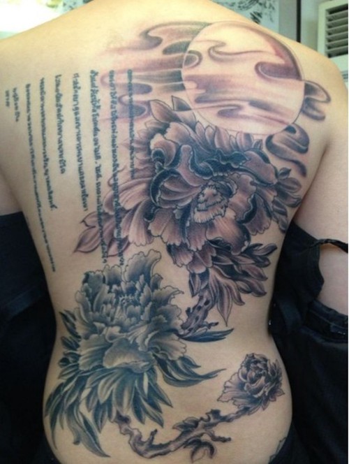 盛开在背部的唯美水墨画