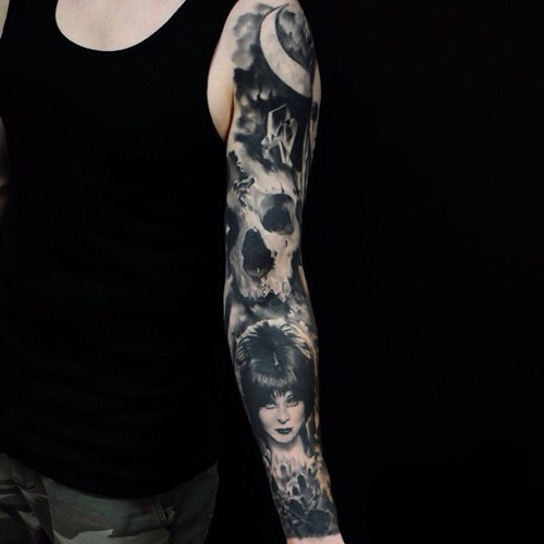 大臂黑色花臂纹身