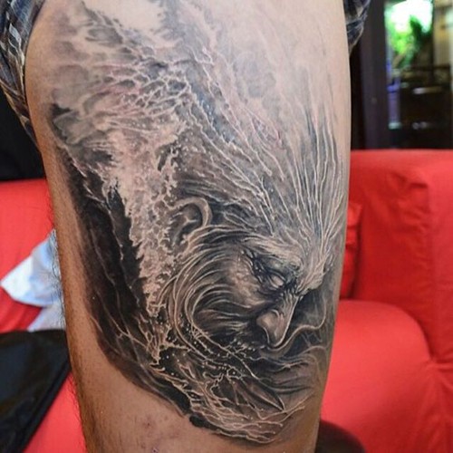 灰黑色图案大腿纹身