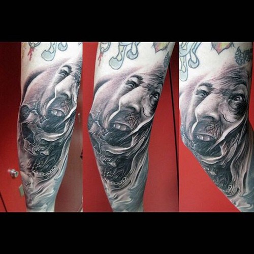 灰黑色图案大腿纹身