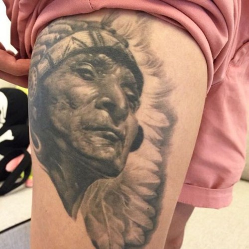 灰黑色图案大腿纹身