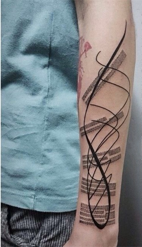 时尚另类小臂纹身