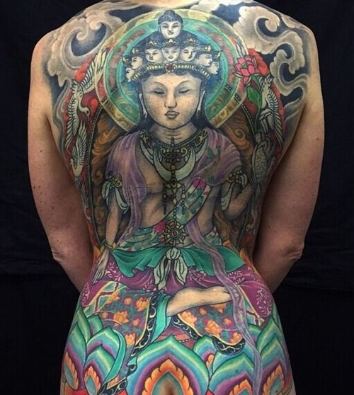 男女性满背彩色纹身