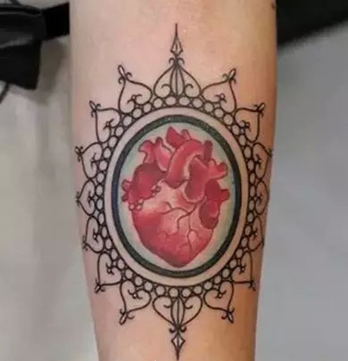 女生镜子图案纹身