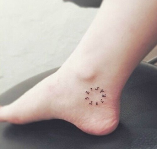 时尚小巧的脚部纹身