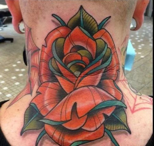 妖艳的男性颈部纹身