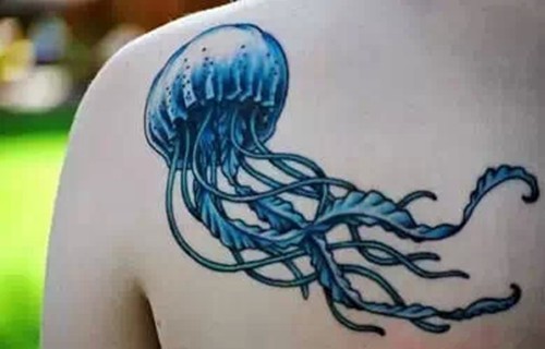 清新淡雅的水母纹身