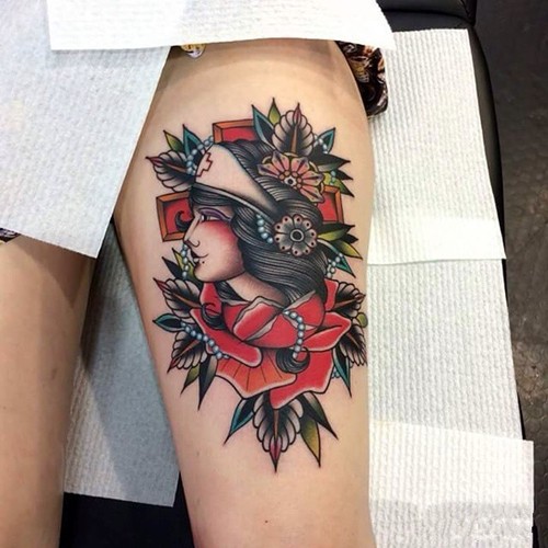 性感女郎大腿纹身秀