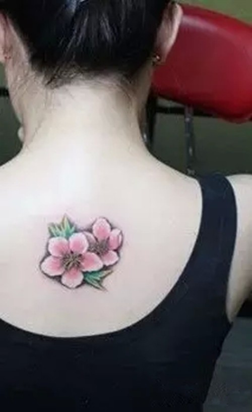 女生清新背部桃花纹身