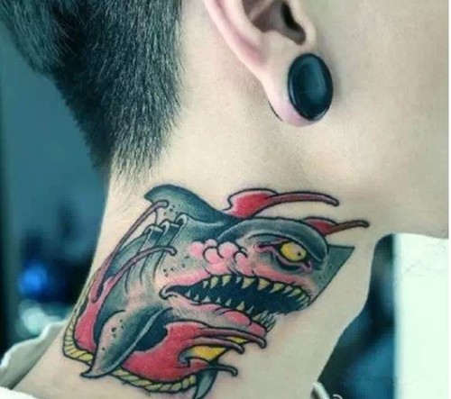 另类奇特的男性颈部纹身