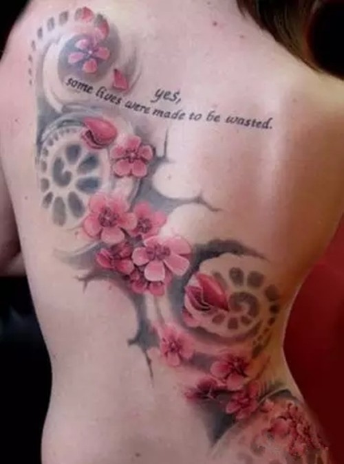 女生清新背部桃花纹身