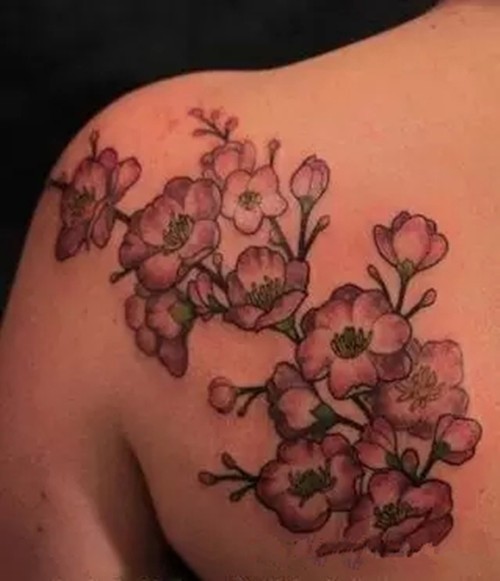 女生清新背部桃花纹身