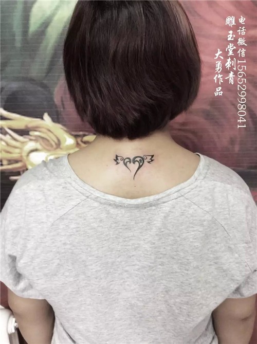 手臂纹身  胸部纹身  美女性感纹身