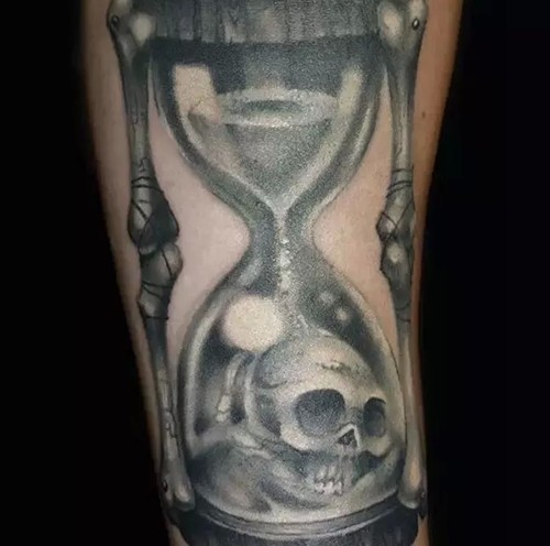 古老而神秘的沙漏纹身